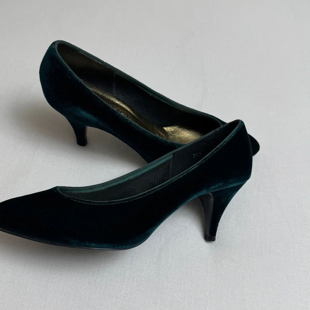 Vintage 90’s Coloriffics Emerald Green Velvet Heels Size 7.5 Classic Holiday